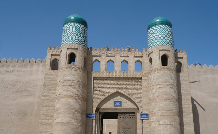 à voir à khiva en ouzbékistan, incontournables khiva, itchan kala, kunya ark, madrasa, séjour ouzbékistan, forteresse de kunya ark 