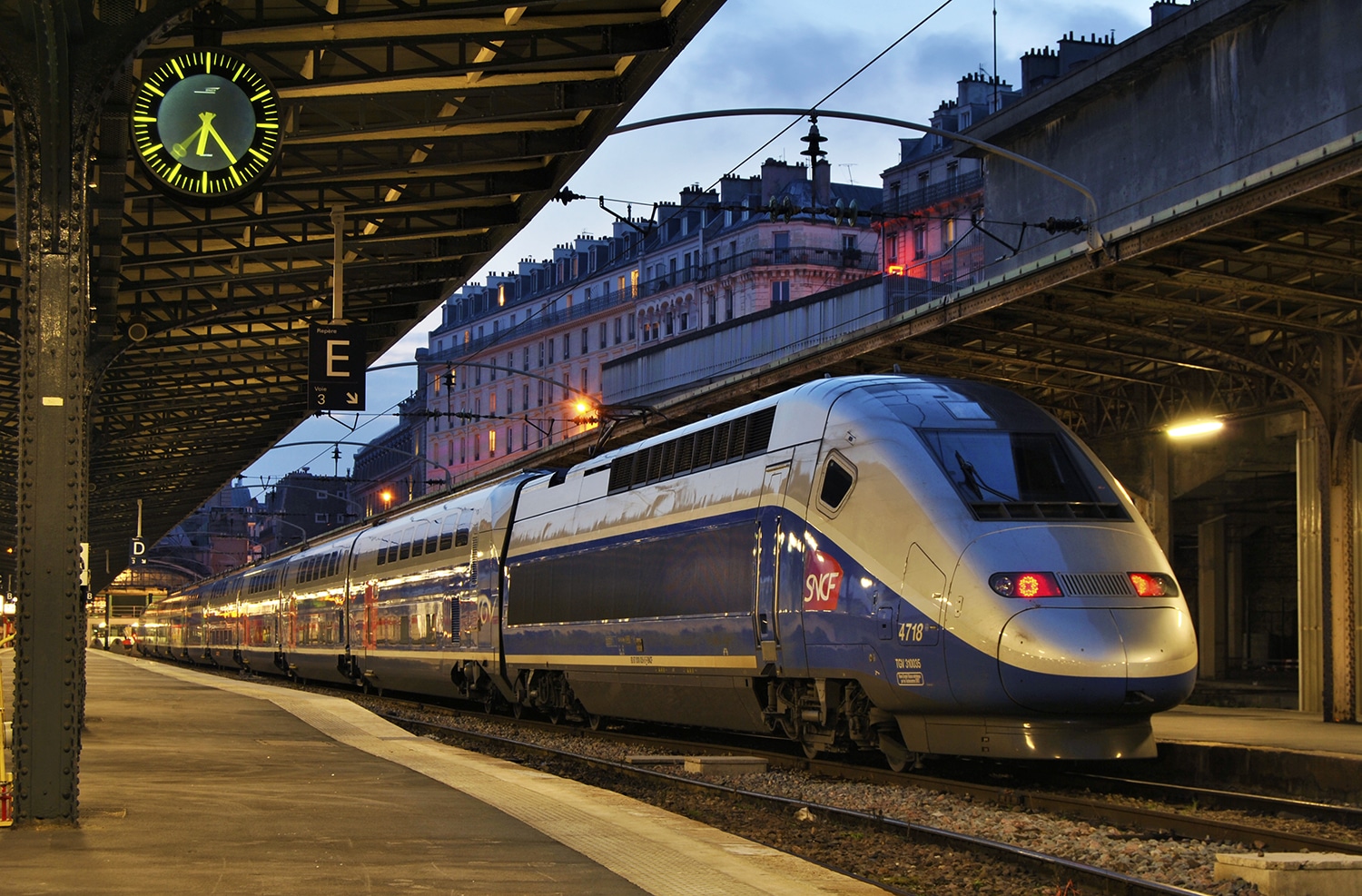 Comment aller à Voyageurs du Monde à Paris en Métro, Bus, Train ou